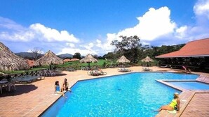 Kolam renang outdoor