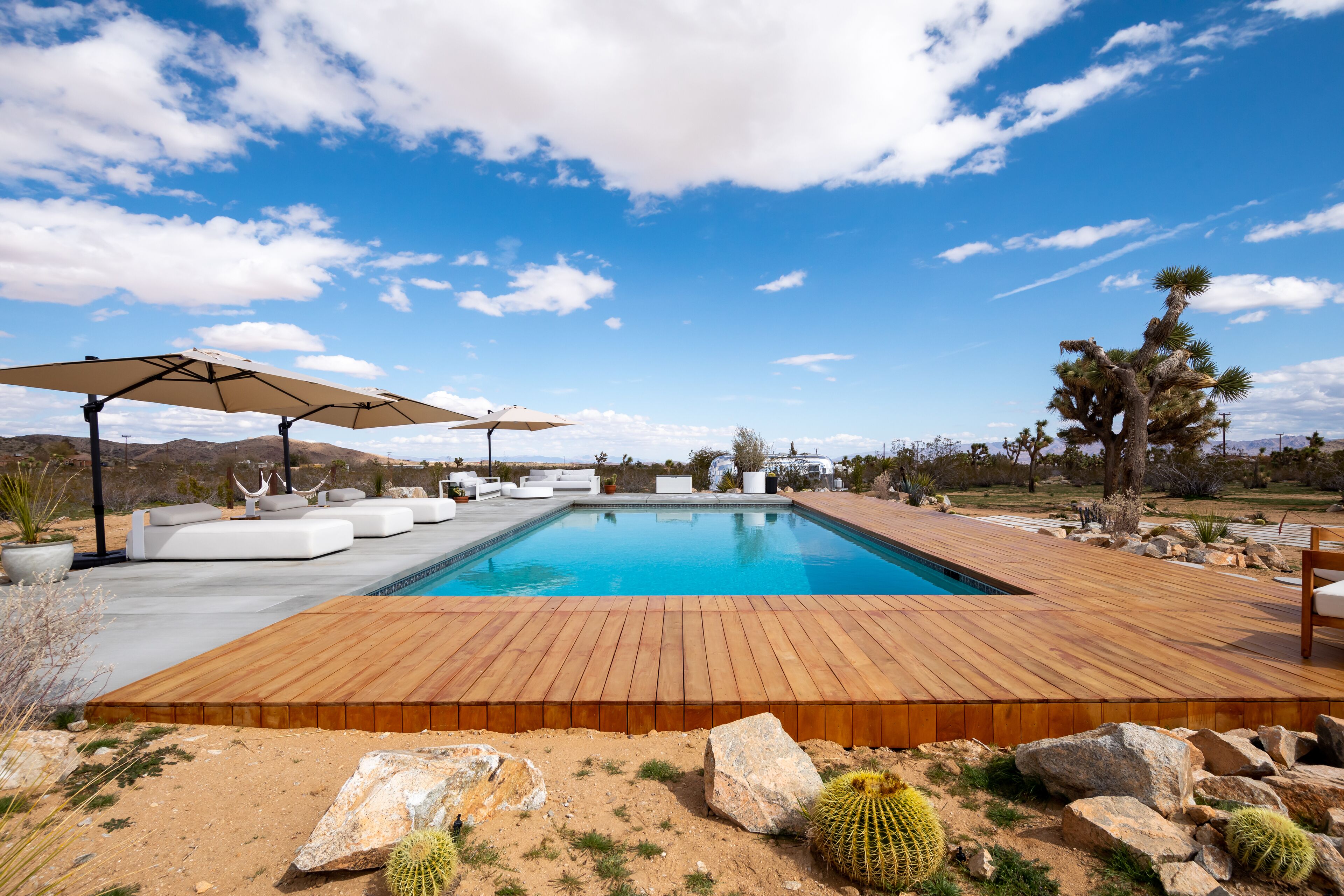 Beautiful Desert home W/huge Pool & Hot Tub