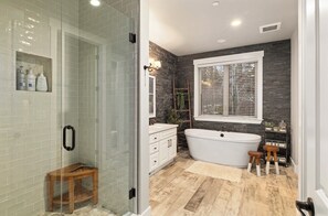 Ensemble douche/baignoire, sèche-cheveux, serviettes fournies, savon