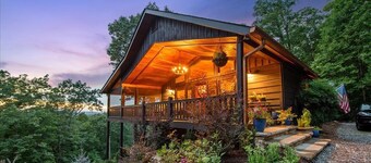 2 Master Suites w/view, Hot Tub, Media & game room, 5 minutes to downtown!