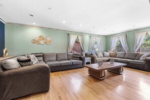 TV, fireplace, offices - Golfer's Retreat *hot tub* *arcade* *spa* (Rockford)