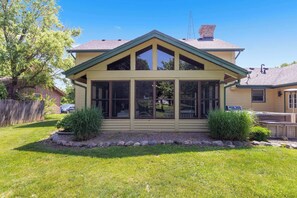 Exterior - Golfer's Retreat *hot tub* *arcade* *spa* (Rockford)