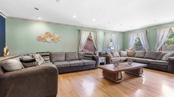 TV, peis og kontorer