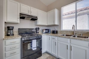 冰箱、微波炉、烤箱、炉灶