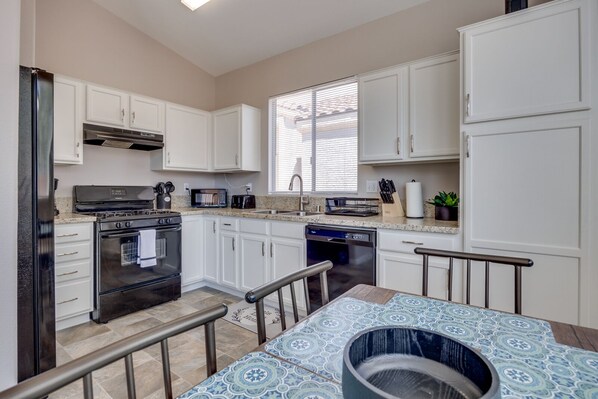 冰箱、微波炉、烤箱、炉灶