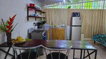 Micro-ondes, four, cafetiĂšre/bouilloire