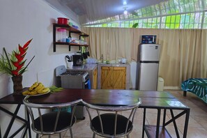 Micro-ondes, four, cafetière/bouilloire