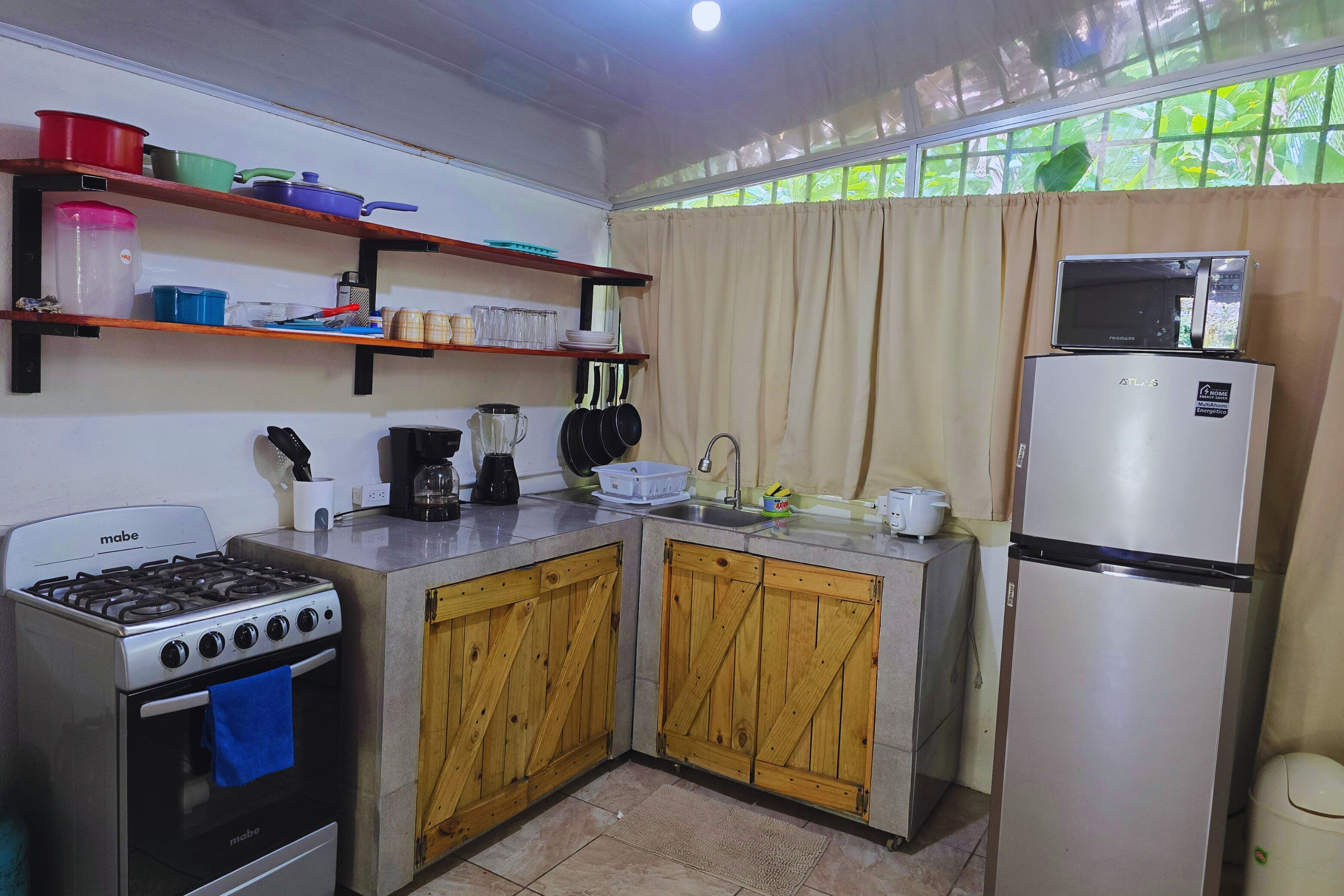 Micro-ondes, four, cafetière/bouilloire