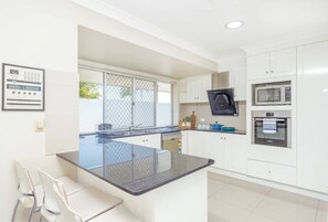 雪櫃、微波爐、焗爐、爐具