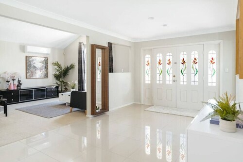 Spacious  newly redecorated 5BD Family Home