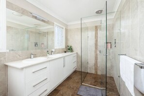 Hair dryer, soap, shampoo - Spacious  newly redecorated 5BD Family Home (Eight Mile Plains)