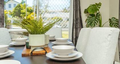 Spacious newly redecorated 5BD Family Home