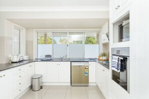 Refrigerador, microondas, horno y parrilla de estufa 