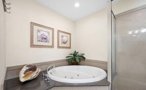 Combined shower/bathtub, hair dryer, towels, soap - ⭐️Luxury Belmont Towers 402 Direct Ocean Front Pool Gym⭐️ (Ocean City)