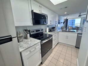 Fridge, microwave, oven, stovetop - 🏖️ Wild and free just like the sea🌴 (Gulf Shores)