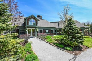 Exterior - Summit View Townhouse 1mi to Mt Snow w/ Fireplace! (Dover)