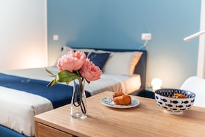 Down duvets, memory-foam beds, in-room safe, individually decorated - Neocore  (Naples)