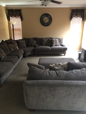 Smart TV, DVD player, printers - Spacious Single Family Home Near Water, Recreational Areas/Parks, and Shopping.. (New Castle)