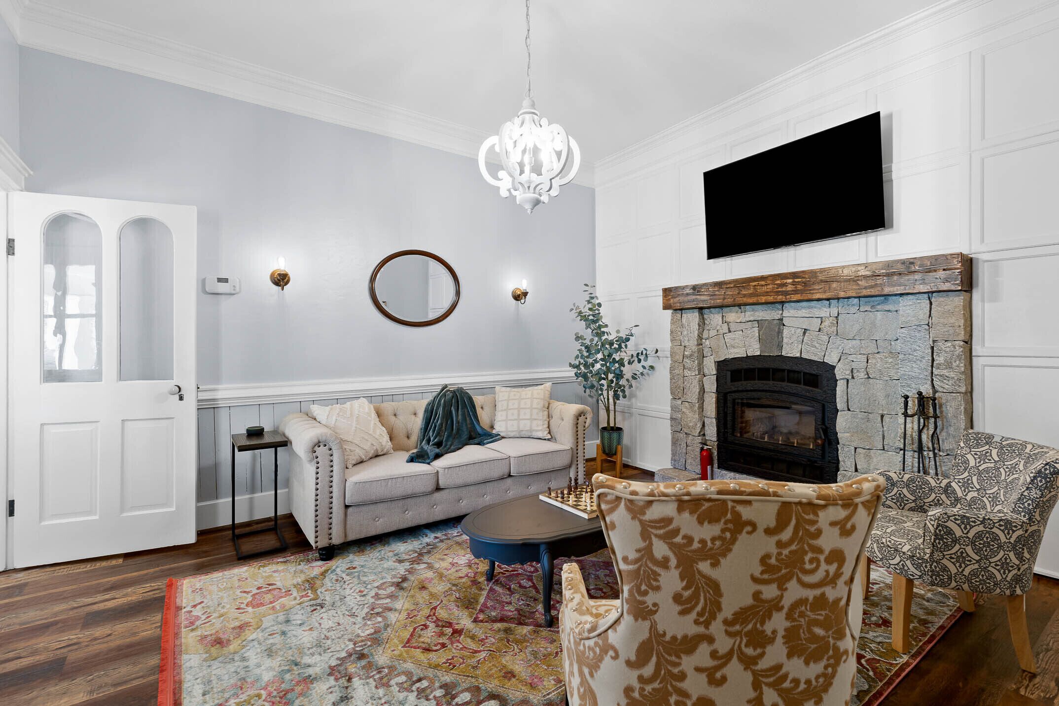 智能电视、壁炉、书