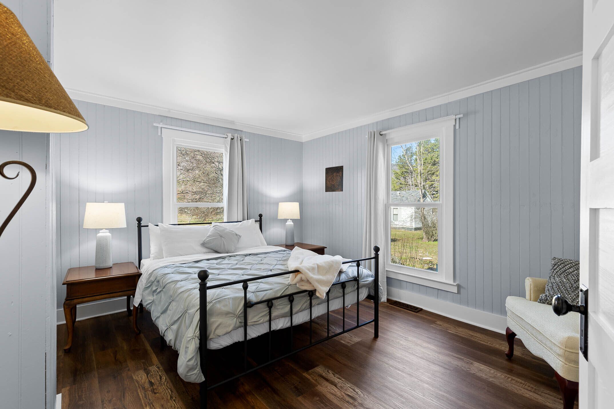 5 多间卧室、客房内保险箱、办公桌、熨斗/熨衣板