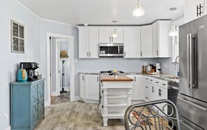 Frigorífico, microondas, horno y placa de cocina