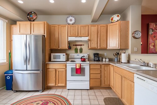 EXPLORE LITTLETON - Quiet community and central.