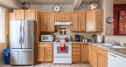 EXPLORE LITTLETON - Quiet community and central.