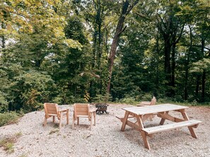 Outdoor dining - Lumber Lodge RRG - COMFY WOODSY STAY - in RRG/Auxier (Pine Ridge)