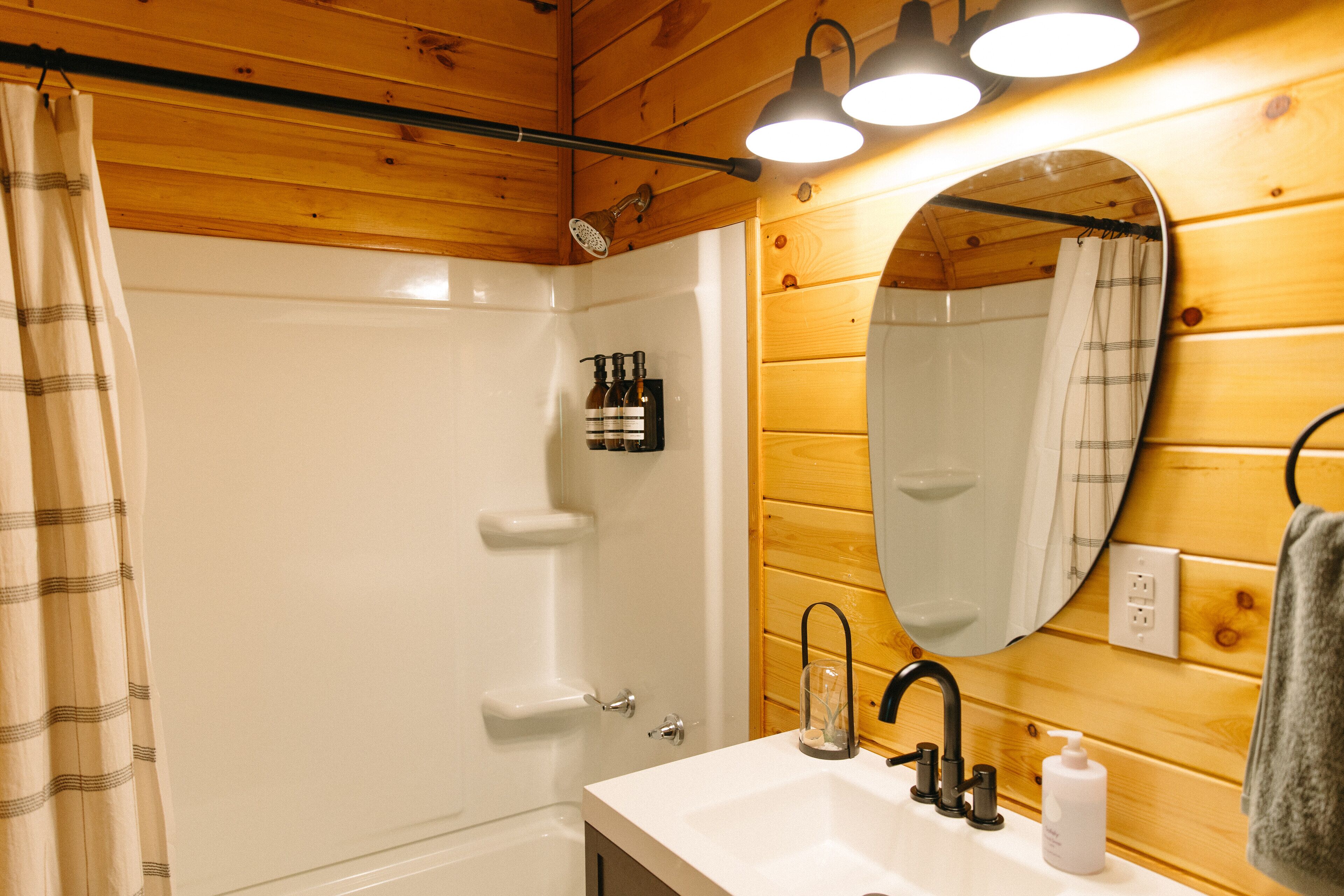 Combined shower/bathtub, hair dryer, towels, soap
