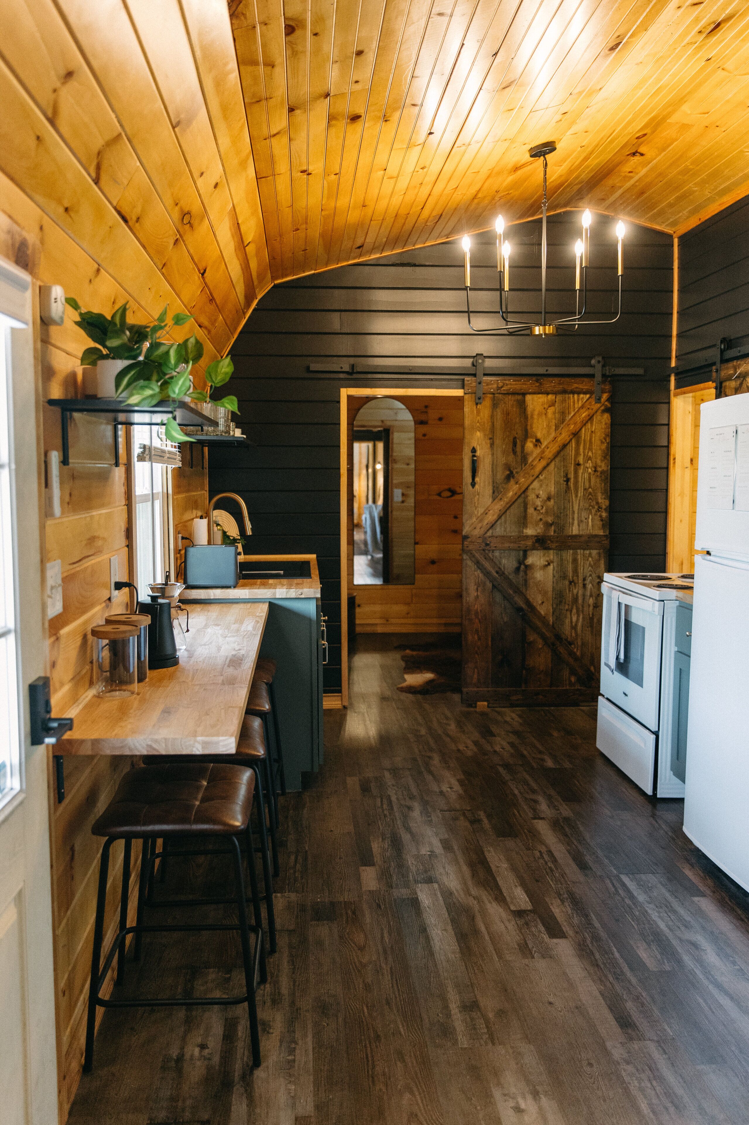 Fridge, microwave, oven, coffee/tea maker