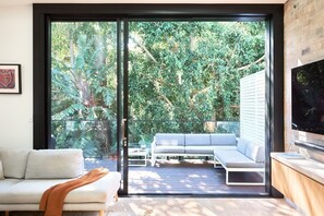 TV, offices - Bondi Beach Premium Hideaway - Walk to beach (Bondi Beach)