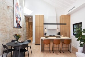 Dining - Bondi Beach Premium Hideaway - Walk to beach (Bondi Beach)