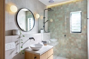 Een douche, een haardroger, handdoeken