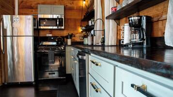 Placa de cocina, cafetera/tetera, utensilios de cocina