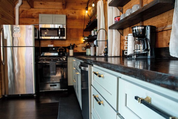 コンロ、コーヒー / ティーメーカー、調理器具と食器