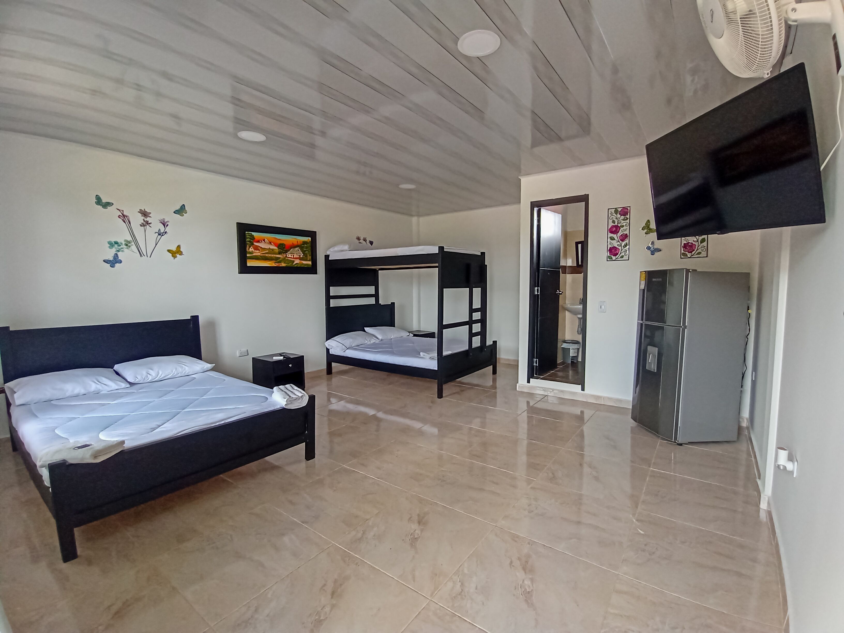 Een minibar, gratis wifi, beddengoed