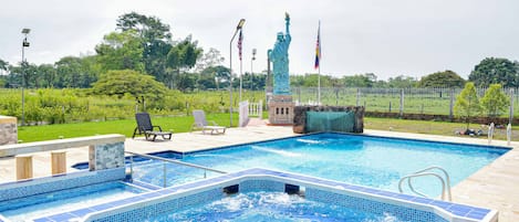 Una piscina al aire libre