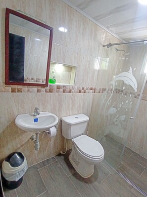 A bathroom with a sink, toilet, and a glass shower enclosure. - Hotel Cabañas American Dream (Restrepo)