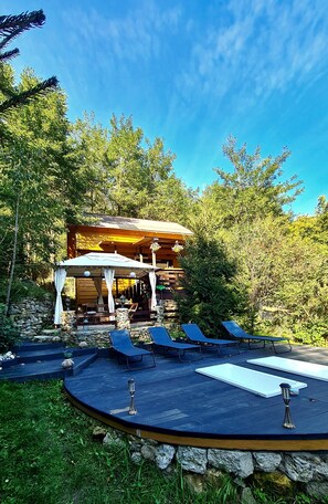 Terrace/patio - A small house from Transylvania, in the middle of nature, with a wild jacuzzi  (Ciugudu de Sus)