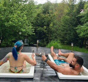 Outdoor spa tub - A small house from Transylvania, in the middle of nature, with a wild jacuzzi  (Ciugudu de Sus)