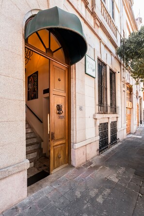 Front of property - Hostal Juarez - Hostel (Mexico City)