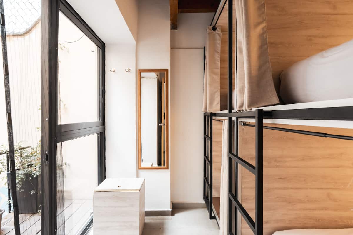 Leonora | Premium bedding, in-room safe, blackout drapes, WiFi (free)