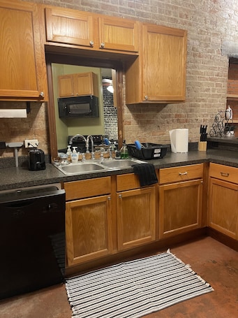 Fridge, microwave, oven, stovetop. Historical Downtown Leesville/Fort Polk sleeps 4