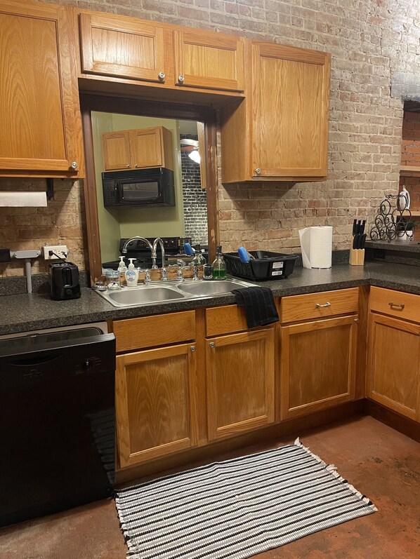 Réfrigérateur, four à micro-ondes, un four, surface de cuisson