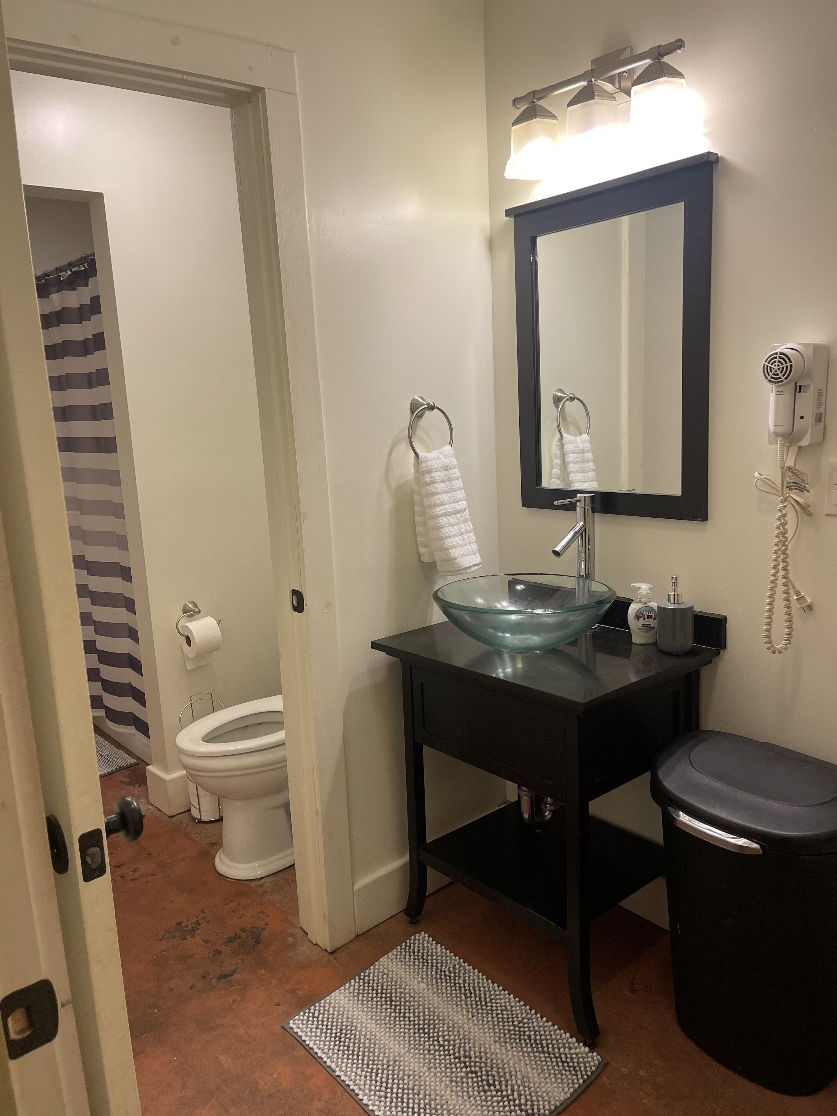 Ensemble douche/baignoire, sèche-cheveux