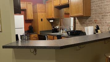 Réfrigérateur, four à micro-ondes, un four, surface de cuisson