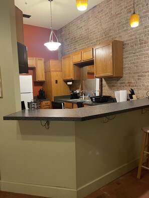 Een koelkast, een microgolfoven, een oven, een kookplaat