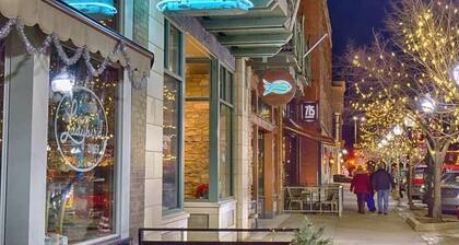 #SuiteDreamsLawrence - Historic Downtown Loft - sleeps up to 6!