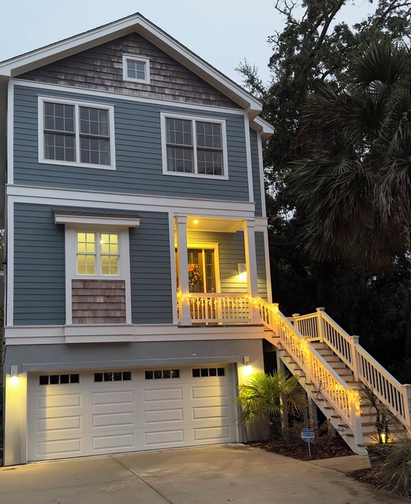 Exterior - Picturesque home- 7 min walk from the beach with private pool and elevator. (Hilton Head Island)