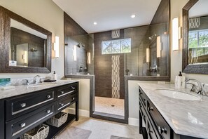 Combined shower/bathtub, hair dryer, towels, soap - Picturesque home- 7 min walk from the beach with private pool and elevator. (Hilton Head Island)